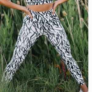 Zyia Active Safari Pocket Brilliant Hi-Rise 7/8 Leggings Zebra Black White 8-10